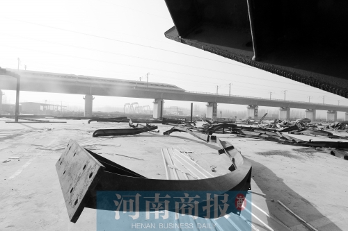 　鐵路兩側(cè)，不少建筑物已經(jīng)被拆除