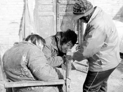 去年年初，武文英和雙胞胎腦癱兒子。圖片來源/《周口晚報(bào)》