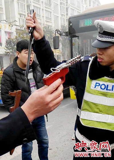 據(jù)當(dāng)事交警描述，男子自知車上有刀，在車輛被逼停后，車上的另一名男子試圖將刀具交給到達(dá)現(xiàn)場的同伴。