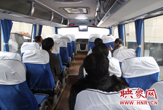 大巴車內(nèi)均在播放著這部以農(nóng)民工討薪為題材的微電影。