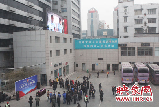 大巴車內(nèi)均在播放著這部以農(nóng)民工討薪為題材的微電影。