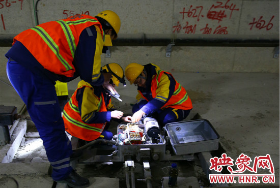 鄭州地鐵設(shè)備部各工種的同事們每晚在夜深人靜時(shí)的隧道里堅(jiān)守著自己的崗位。
