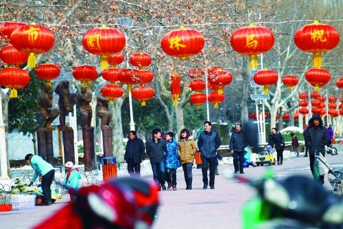 昨天，鄭州市文博廣場(chǎng)上已掛起了燈籠。