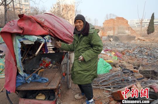 圖為老人向記者講述其生活狀況。周小云 攝