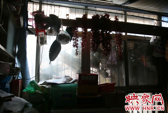 受影響的住戶將自己的窗戶遮擋起來，以防被加蓋樓層住戶看到自家