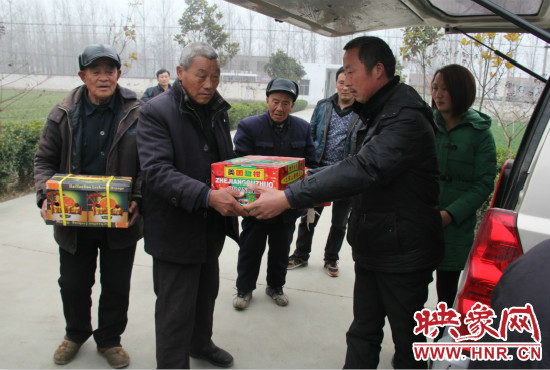 鄭春光的父親鄭慶兵和女兒鄭元元帶著他未完成的夢(mèng)想來到了鄭集鄉(xiāng)敬老院，看望慰問居住在這里的五保老人。