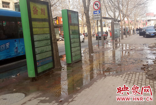 公交車(chē)站處臭氣沖天污水橫流，行人幾乎無(wú)法在此等車(chē)