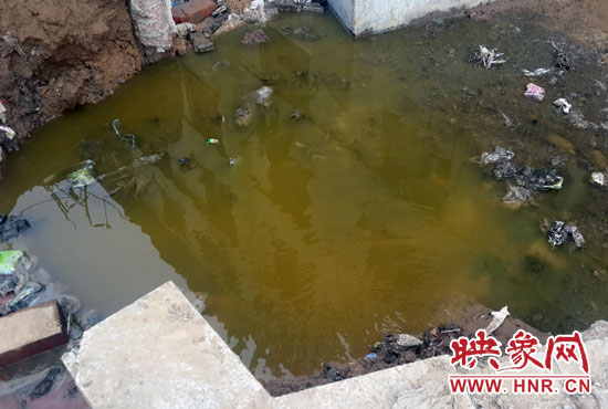 \路旁有一個(gè)水坑，污水不停在往外冒