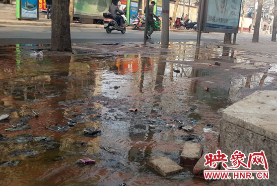 道路上充滿(mǎn)了污水糞便