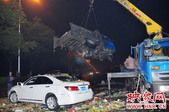 1點40許，兩輛車先后被吊起并拖離現(xiàn)場，停車場的幾位員工將路面清掃干凈，隨后該路段恢復(fù)通行。