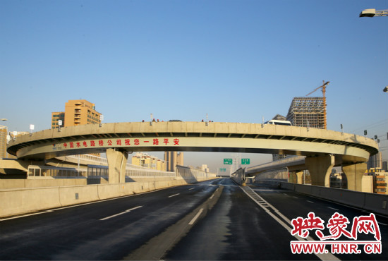 右側車道為北三環(huán)快速路文化路出口輔道。