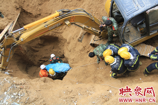 14點10分，經(jīng)過4個多小時的救援，消防官兵發(fā)現(xiàn)被埋男子，現(xiàn)在正從6米多深的塔吊塌方處抬出。
