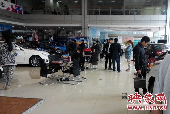 一大早來到4S店選車的顧客絡繹不絕。