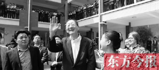 4月23日上午，崔琦偕夫人參觀寶豐一高