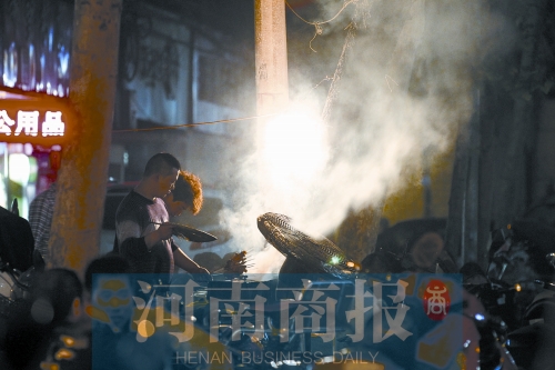 夜晚，鄭州街頭的燒烤攤 記者 王春勝/攝