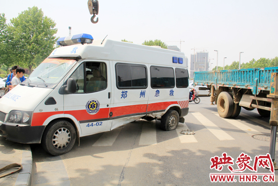 120急救車(chē)左側(cè)有一處遭受?chē)?yán)重撞擊而凹陷的明顯痕跡
