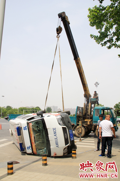 吊車(chē)將120急救車(chē)吊起
