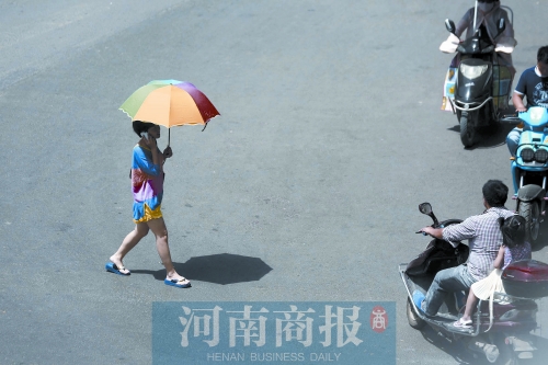 昨天，鄭州市區(qū)氣溫達到36.5℃ 記者 侯建勛/攝