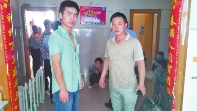 在吳文舉老師的幫助下，王強(qiáng)強(qiáng)（左）從傳銷窩點(diǎn)成功脫險(xiǎn)。