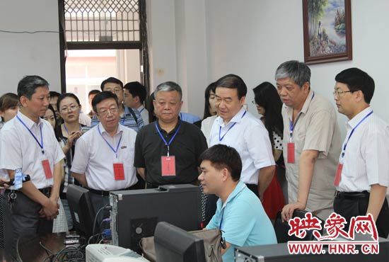 在評卷質(zhì)檢組,工作人員介紹說,今年有四級質(zhì)檢(即小組質(zhì)檢、題組質(zhì)檢、學(xué)科質(zhì)檢、省質(zhì)檢),確保嚴(yán)把質(zhì)量