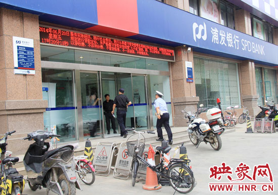 民警趕到現(xiàn)場了解情況。