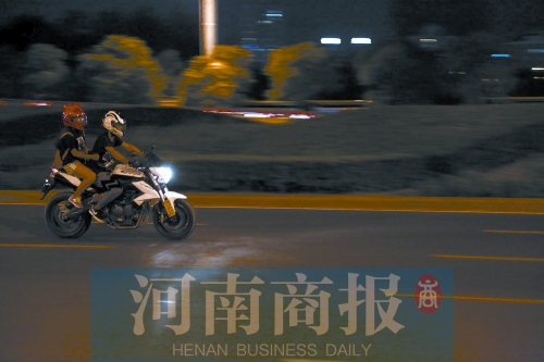 深夜，鄭東新區(qū)，不少人騎著摩托車呼嘯而過
