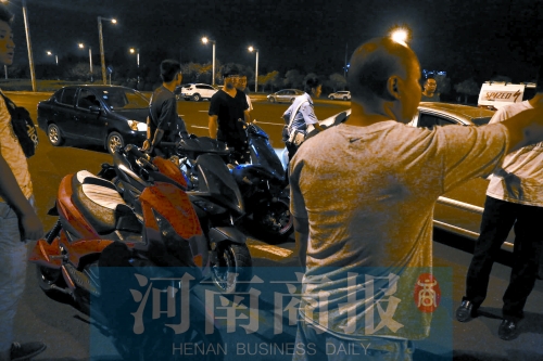 一小時內(nèi)，民警就扣了12輛摩托車、電動車