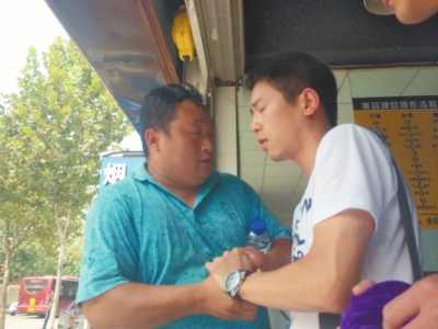 記者正查看照片，突遭藍(lán)衣男強(qiáng)搶手機(jī)。