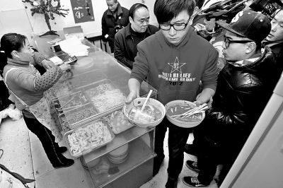 　　上圖2013年年初，很多鄭州市民光臨李剛的面館，掀起“全城吃面”熱潮。CFP供圖