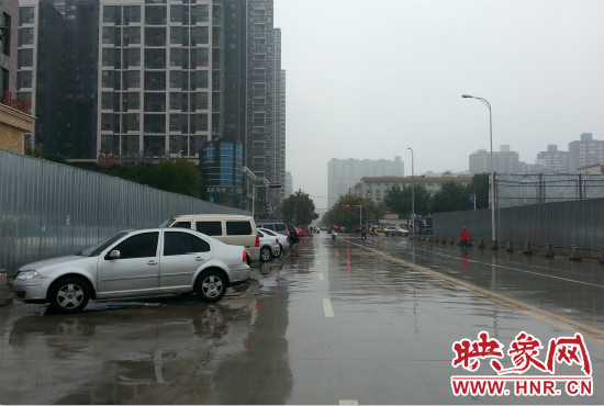 在新開通的東明路上,仍有多數(shù)私家車違規(guī)停車。