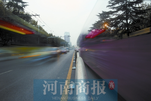 如今的建設(shè)路拓寬了不少，各種車輛川流不息（照片為多次曝光合成）