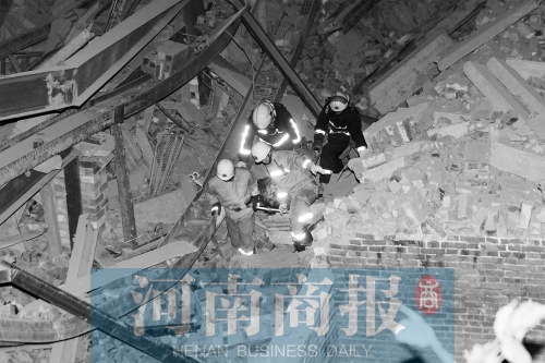 昨晚8點30分，消防員從廢墟中救出一名被埋者