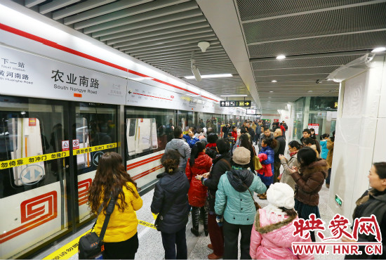 鄭州地鐵1號(hào)線載客量日均達(dá)22萬(wàn)人次。
