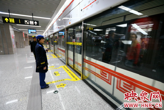 自11月29日起，鄭州地鐵將進(jìn)一步縮短行車間隔。