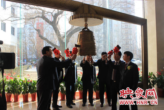 1月7日，在全國(guó)股份轉(zhuǎn)讓系統(tǒng)（即新三板），伴隨著開市寶鐘的敲響，山水園林股份有限公司正式登陸新三板。