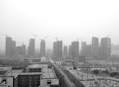在鄭州市同一地點(diǎn)拍攝的照片，下為1月1日晴朗天氣，上為1月5日霧霾天氣。（拼接圖片）