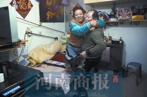 2015年1月15日，老鄰居抱起180斤重的高新海去坐三輪車，準(zhǔn)備出去轉(zhuǎn)轉(zhuǎn)