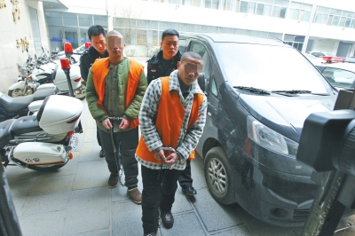 倆刑釋男子，冒充“富二代”，微信搜附近的人，專搶出入娛樂場所女性