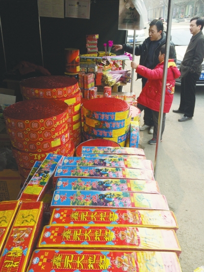 一家鞭炮攤兒前，只有少數(shù)人駐足購(gòu)買。