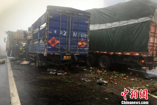 圖為21日，蘭南高速河南段車禍?zhǔn)鹿尸F(xiàn)場(chǎng)一片狼藉?！」啤z