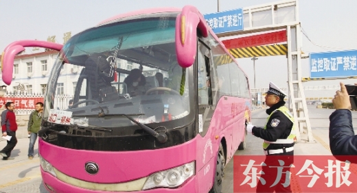 鄭州交警在鄭州黃河大橋安裝“機(jī)動(dòng)車緝查布控系統(tǒng)”嚴(yán)查違法運(yùn)輸行為，確保旅客安全。