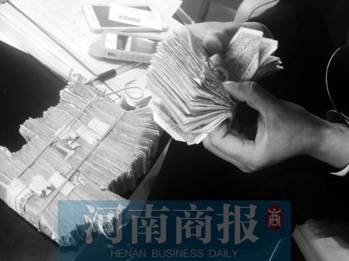 一名店員點了快一個小時，只點了一小部分零錢