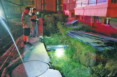 塌方、移位地點距離大樓主體近之又近