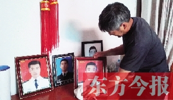 沉浸在悲痛之中的魯有海，擦拭著孩子的遺照