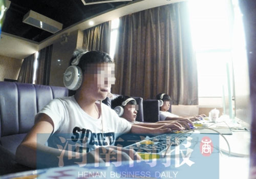 這家名為優(yōu)客體育競技俱樂部的店內(nèi)，有許多未成年人在上網(wǎng)玩游戲