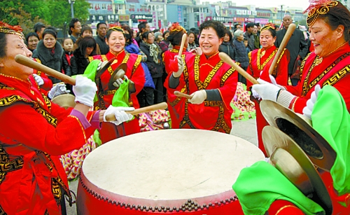 11月15日，鄧州廣大干部群眾載歌載舞慶祝黨的十八大勝利閉幕。