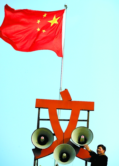 11月15日，新蔡縣磚店鎮(zhèn)黨員劉新峰在村口架起三個(gè)大喇叭，向群眾及時(shí)宣傳十八大精神。