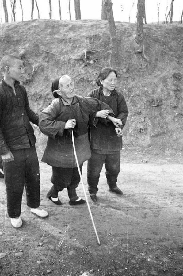 災(zāi)民，看到左側(cè)年輕人的白鞋，應(yīng)該是剛死去親人