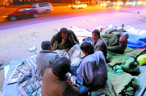 寒風里，他們以打牌來打發(fā)枯燥的生活。