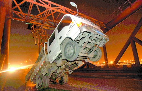 　車上升降機(jī)的工作臺(tái)被卡，車身前部高高翹起。